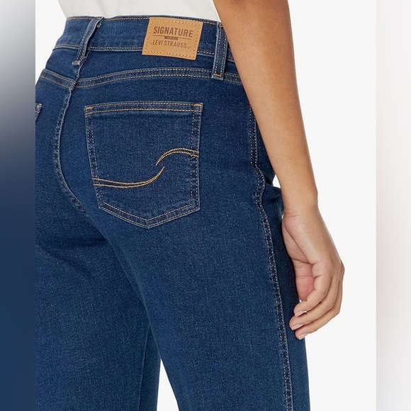 Signature By Levi Strauss Gold | Women’s Mid Rise Boyfriend Cropped Jeans - Picture 3 of 11